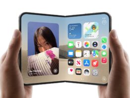 Aufgeklapptes iPhone Duo mit Homescreen in beiden Händen (Produktbild Apple)