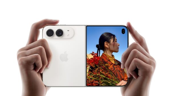 iphone duo apple 2 iPhone Duo aufgeklappt von hinten mit Kamerasystem, in zwei Händen gehalten