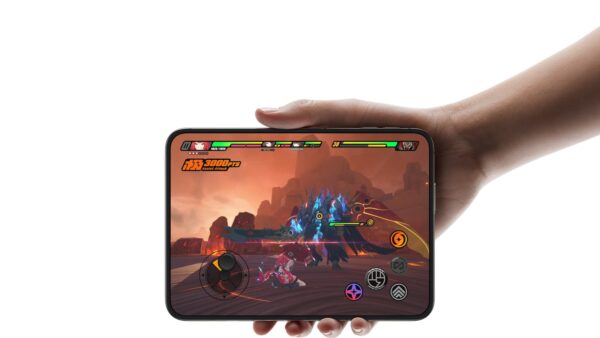 iphone duo apple 4 iPhone Duo aufgeklappt in einer Hand beim Spielen eines Mobile Games