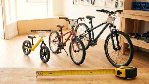 kinderfahrrad groesse zollgroesse Drei KinderfahrrĂ€der in unterschiedlichen ZollgröĂen nebeneinander in einer Werkstatt