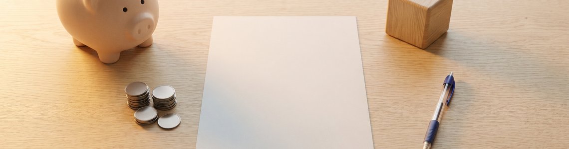 Sparschwein, Muenzen und Formular auf einem Holztisch