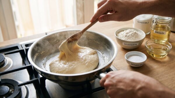 knete selber machen grundrezept Knete selber machen Grundrezept mit Mehl Salz und Oel im Topf