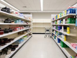 kodi insolvenz bild 1 Gang in einem Haushaltsdiscounter mit Töpfen, Putzmitteln und teils leeren Regalen