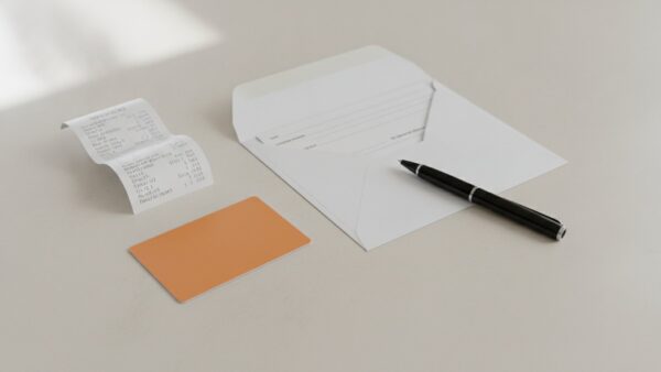 kodi insolvenz bild 3 Unbeschriftete Geschenkkarte neben Kassenbon, Kugelschreiber und leerem Formular
