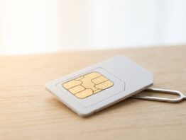 kostenlose sim karte bild 1 Unbedruckte SIM-Karte im Plastikrahmen neben einem Öffnungsstift