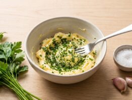 Grundrezept Kraeuterbutter selber machen mit weicher Butter und Petersilie