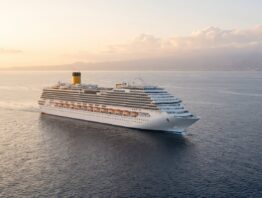 Kreuzfahrtschiff auf ruhiger See im Abendlicht — beste Reisezeit für eine Kreuzfahrt