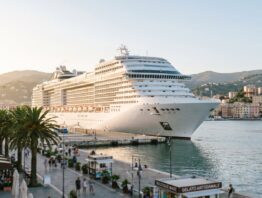 Kreuzfahrtschiff im Mittelmeerhafen — Ausgangspunkt für eine günstig gebuchte Kreuzfahrt