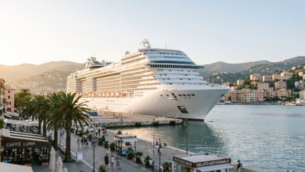 Kreuzfahrtschiff im Mittelmeerhafen — Ausgangspunkt für eine günstig gebuchte Kreuzfahrt