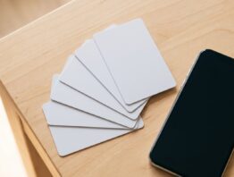 Mehrere Kundenkarten ohne Aufdruck aufgefächert auf dem Tisch