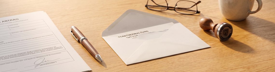 Lebensbescheinigung 2026: Formular, Stempel und Behördenbrief auf einem Schreibtisch