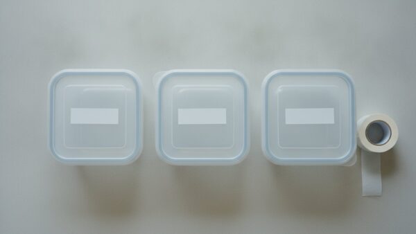 lebensmittel einfrieren bild 4 Drei stapelbare Gefrierdosen mit leeren Klebestreifen auf dem Deckel und eine Rolle daneben