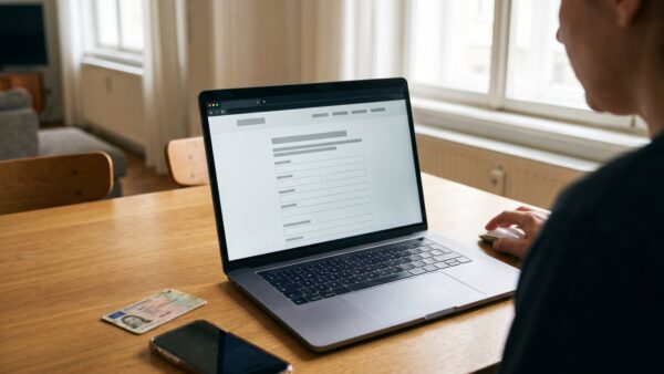 legitimation kontoeroeffnung laptop Kontoeröffnung am Laptop mit Ausweis und Smartphone für die Legitimation