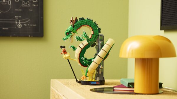 LEGO Icons Set Dragon Ball Shenron und Goku 11390 als Aufbaumodell auf einer Kommode