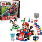 LEGO Mario Kart - Interaktiver Mario & Standard-Kart - Nintendo Spielzeug - Spiel Rennstrecke mit Auto, 3 Figuren, Podium & Barrieren - Gamer Geschenk für Jungen & Mädchen ab 7 Jahren - 72043