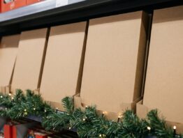 Adventskalender im Supermarktregal in der Vorweihnachtszeit