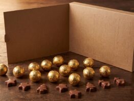 Schokoladen-Adventskalender mit Pralinenkugeln auf einem Holztisch