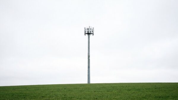 lte band 20 bild 1 Schlanker Mobilfunkmast vor hellem bewölktem Himmel
