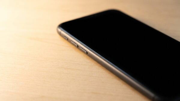 lte band 20 bild 2 Smartphone mit ausgeschaltetem schwarzem Bildschirm auf Holz