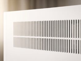 Nahaufnahme der Luftschlitze eines weißen Gehäuses ohne Aufdruck