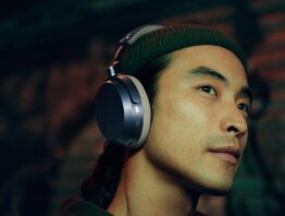 Mann traegt den Sennheiser Momentum 5 Wireless Over-Ear