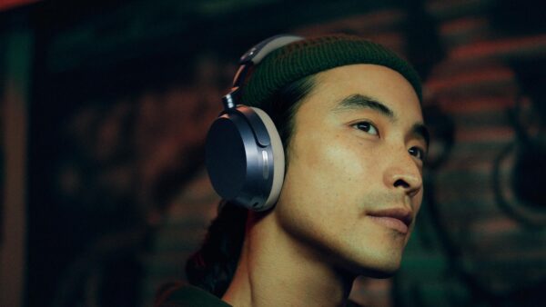 m5 presse lifestyle Mann traegt den Sennheiser Momentum 5 Wireless Over-Ear