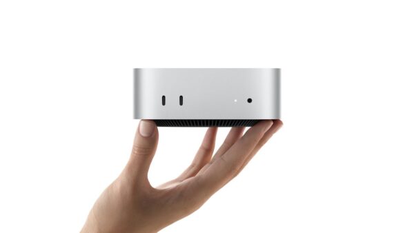 Apple Mac mini in Silber auf einer Hand, Vorderseite mit zwei USB-C-Anschlüssen