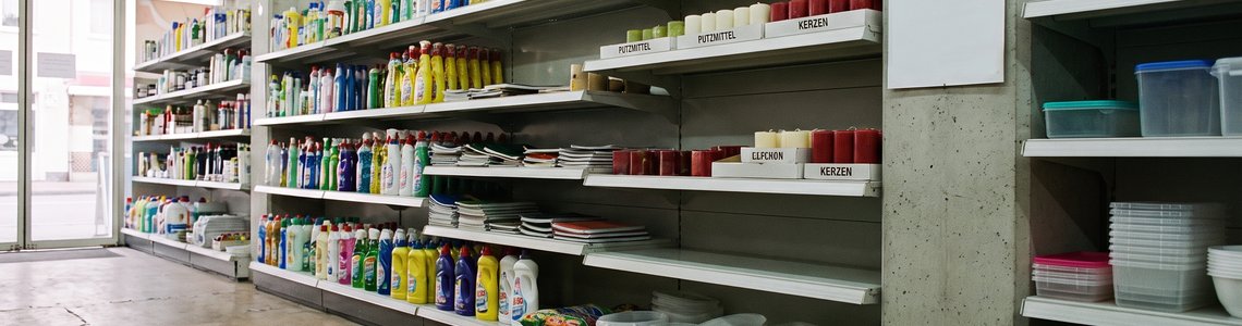 Haushaltswaren-Discounter mit teilweise leeren Regalen und einem Einkaufskorb vor dem Abverkauf