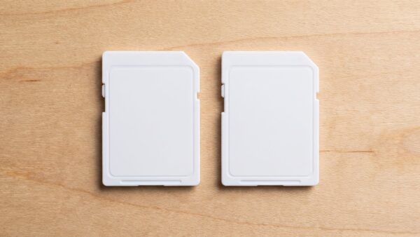 microsd express bild 1 Zwei äußerlich identische Speicherkarten nebeneinander auf einem hellen Holztisch