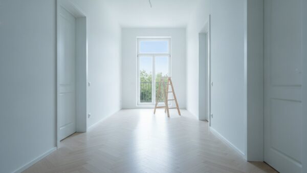 mietpreisbremse 2026 bild 3 Frisch fertiggestellter heller Wohnungsflur mit neuem Parkett und weiĂen TĂŒren
