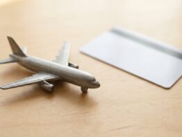 Modellflugzeug aus Metall ohne Beschriftung neben einer blanko Karte