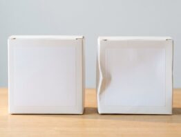 Zwei gleich große Verpackungen mit unterschiedlicher Füllmenge als Mogelpackung