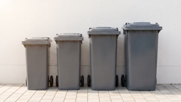 muelltonne groessen standardgroessen Vier graue Restmülltonnen in den Standardgrößen 60, 80, 120 und 240 Liter nebeneinander