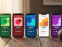 Musik-Streaming-Dienste im Vergleich: fünf Smartphones mit Musik-Apps in verschiedenen Farben