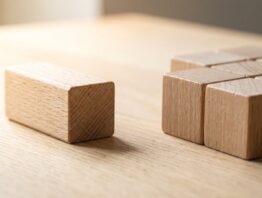 Holzbausteine, von denen einer abseits aussortiert liegt