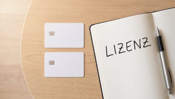 Zwei Bankkarten und eine Notiz zur Lizenzfrage