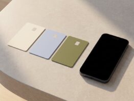 Drei unbedruckte Bezahlkarten und ein Smartphone auf einem Steintisch – Symbol für drei NFC-Betrugsmaschen