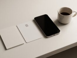 Unbedruckte Geschenkkarte, Kreditkarte ohne Aufdruck und ausgeschaltetes Smartphone auf einem Schreibtisch
