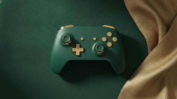 Dunkelgrüner Spielcontroller mit goldfarbenen Akzenten auf grünem Filz neben goldener Serviette