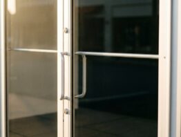Geschlossene schlichte Glastür eines Ladens mit Metallrahmen