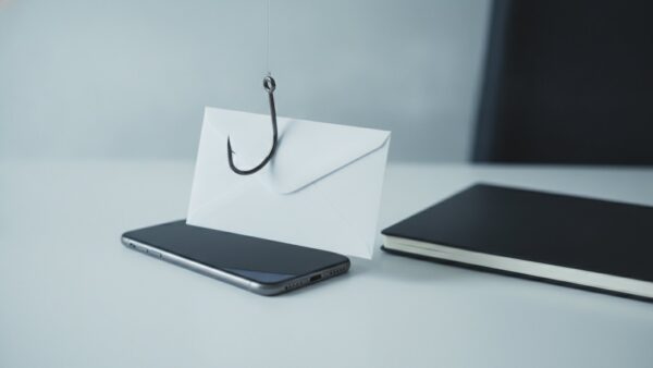 paypal login bild 4 Angelhaken mit weiĂem Briefumschlag ĂŒber einem Smartphone als Symbol fĂŒr Phishing-Mails im Namen von PayPal