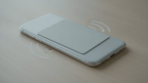 Unbedruckte Karte liegt auf der Rückseite eines Smartphones zum kontaktlosen Auslesen