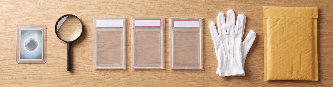 Sammelkarte, Lupe, versiegelte Halter und Versandmaterial auf einem Schreibtisch