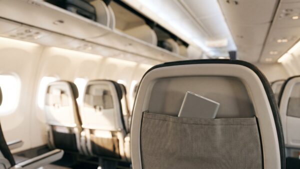 powerbank flugzeug bild 1 Powerbank in der Sitztasche eines Flugzeugsitzes, dahinter die leere Kabine