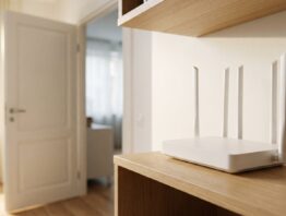 Frei aufgestellter WLAN-Router auf einem Regalbrett