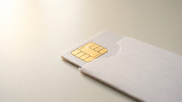 Goldene SIM-Karte ragt aus einer weißen unbeschrifteten Hülle
