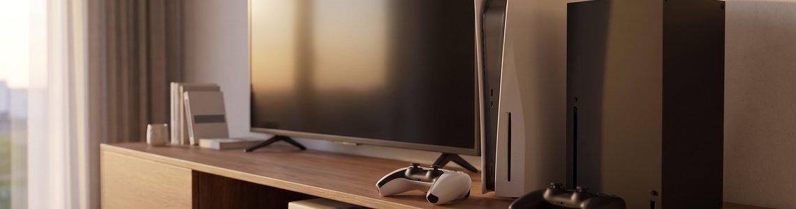 PS5 oder Xbox: zwei Spielkonsolen mit Controllern vor einem Fernseher
