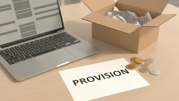 Provisionsmodell eines Rabattblogs mit Laptop, Paket und Notizzettel