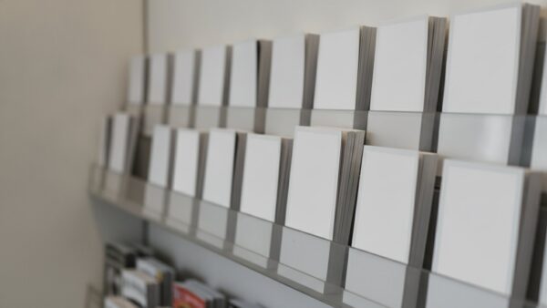 readly kosten bild 3 Gefüllter Zeitschriftenständer eines Kiosks mit Heften ohne bedruckte Umschläge