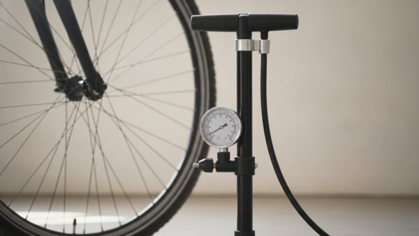 reifendruck bar psi fahrrad Standpumpe mit Manometer am Fahrradreifen zum Reifendruck einstellen